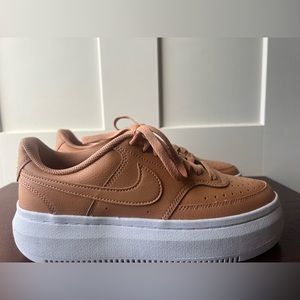 NIKE WOMENS COURT VISION ALTA SNEAKER - COGNAC 9.5 NEW